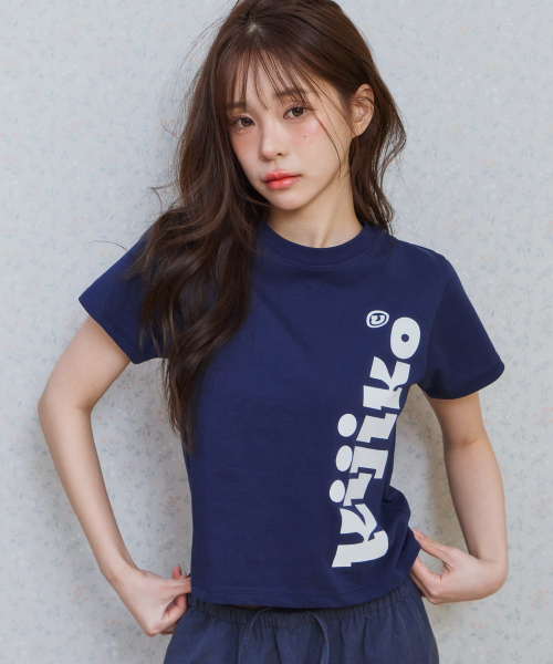 KIJIKO(キジコ)の「ke406. Kijiko Big Logo Semi-Crop Tee Navy(Tシャツ/カットソー・レディース・ネイビー・FREE)」の1枚目の写真