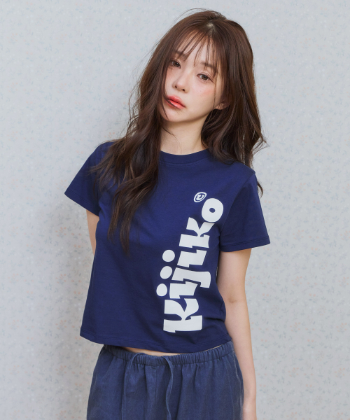 KIJIKO(キジコ)の「ke406. Kijiko Big Logo Semi-Crop Tee Navy(Tシャツ/カットソー・レディース・ネイビー・FREE)」の2枚目の写真