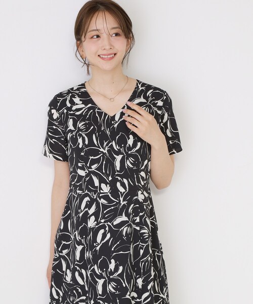 COUP DE CHANCE(クードシャンス)の「【手洗い可/日本製】フラワープリントフレアーワンピース(ワンピース・レディース・ブラック系/ホワイト系3・34/42/40/38/36)」の4枚目の写真