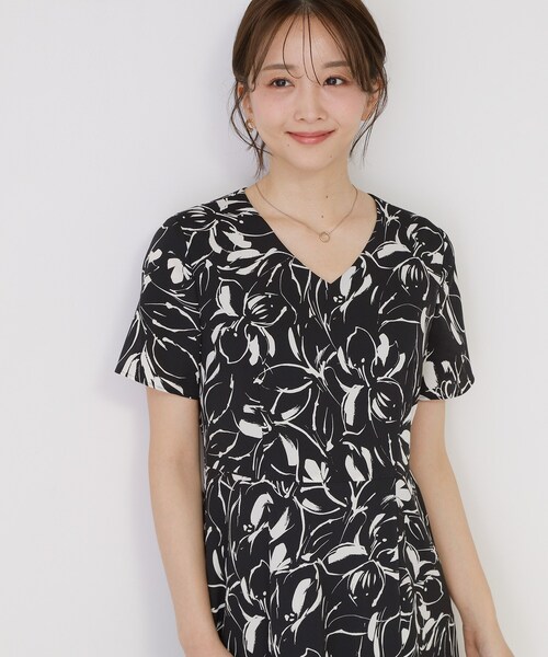 COUP DE CHANCE(クードシャンス)の「【手洗い可/日本製】フラワープリントフレアーワンピース(ワンピース・レディース・ブラック系/ホワイト系3・34/42/40/38/36)」の5枚目の写真