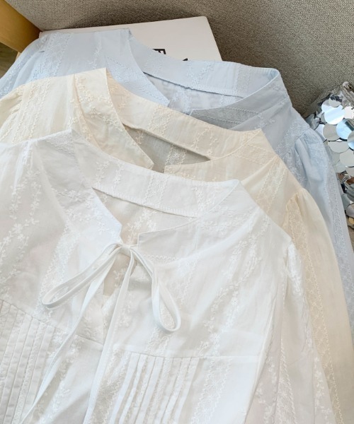LUCPY（ラクピー）の「リボンネックピンタックペプラムブラウス（シャツ/ブラウス・レディース・ブルー/アイボリー/ホワイト・MEDIUM/SMALL/X-LARGE/LARGE）」の4枚目の写真