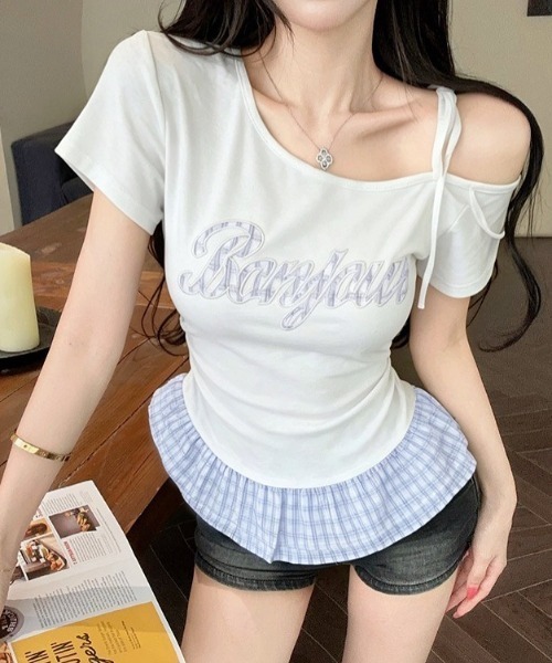 SHEENA(シーナ)の「チェックパッチロゴワンショルフリルTシャツ(Tシャツ/カットソー・レディース・グレー/ネイビー/ホワイト/ブラック・M)」の2枚目の写真