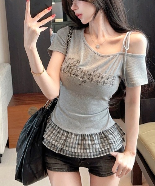 SHEENA(シーナ)の「チェックパッチロゴワンショルフリルTシャツ(Tシャツ/カットソー・レディース・グレー/ネイビー/ホワイト/ブラック・M)」の5枚目の写真