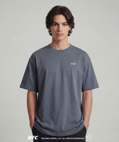 UFC SPORT(ユーエフシー スポーツ)の「UFC フォースマジュール 3.0 リラックスフィット 半袖Tシャツ ダークブルー U2SSX2305DB(Tシャツ/カットソー・メンズ・その他・SMALL/MEDIUM/LARGE/X-LARGE/2XL/3XL)」の1枚目の写真