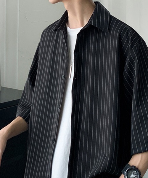 KELVIN（ケルヴァン）の「Pinstripe Oversized Shirt ピンストライプオーバーサイズシャツ（シャツ/ブラウス・メンズ・ホワイト/ブラック・MEDIUM/LARGE）」の2枚目の写真