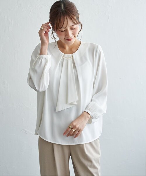 IKKA LOUNGE(イッカラウンジ)の「ジョーゼットチャーム付きブラウス(シャツ/ブラウス・レディース・オフホワイト/ピンクベージュ/チャコール・M/L)」の5枚目の写真