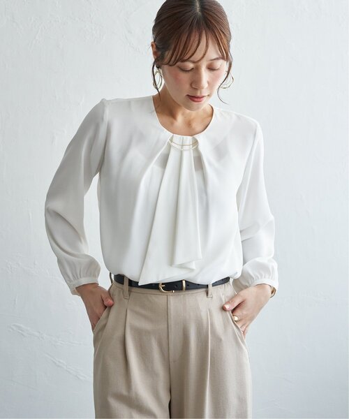 IKKA LOUNGE(イッカラウンジ)の「ジョーゼットチャーム付きブラウス(シャツ/ブラウス・レディース・オフホワイト/ピンクベージュ/チャコール・M/L)」の7枚目の写真