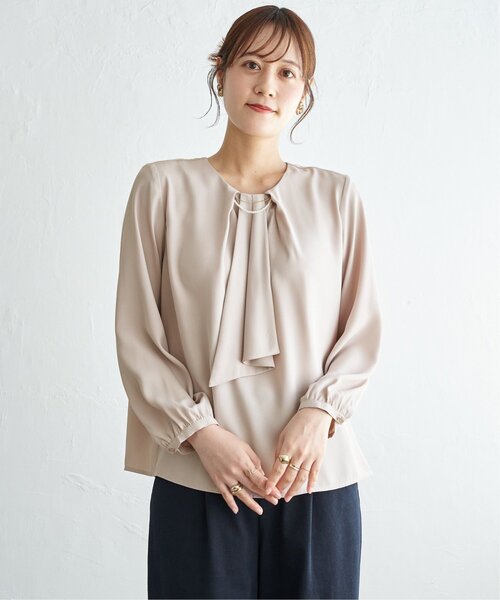 IKKA LOUNGE(イッカラウンジ)の「ジョーゼットチャーム付きブラウス(シャツ/ブラウス・レディース・オフホワイト/ピンクベージュ/チャコール・M/L)」の22枚目の写真