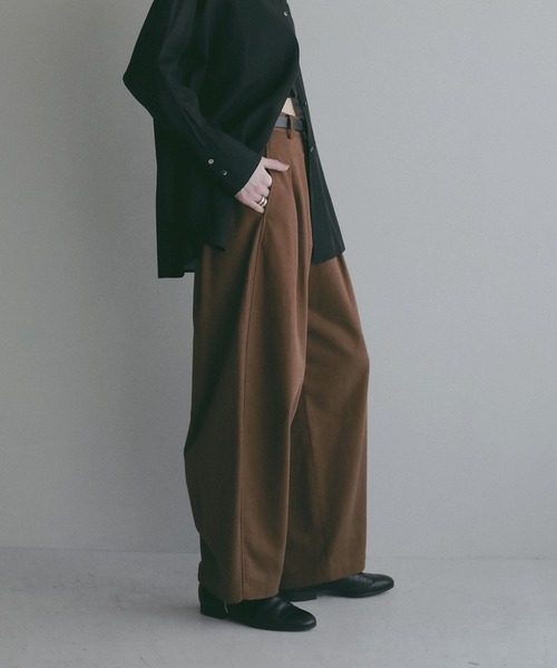 MANOF（マノフ）の「TUCK BARREL PANTS（その他パンツ・レディース・ホワイト/ブラック/ブラウン・S/M）」の3枚目の写真