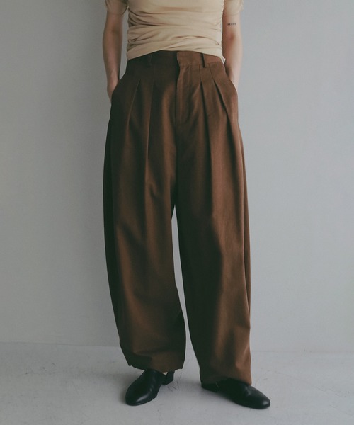 MANOF（マノフ）の「TUCK BARREL PANTS（その他パンツ・レディース・ホワイト/ブラック/ブラウン・S/M）」の13枚目の写真