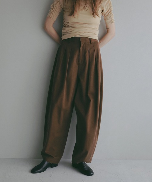 MANOF（マノフ）の「TUCK BARREL PANTS（その他パンツ・レディース・ホワイト/ブラック/ブラウン・S/M）」の12枚目の写真