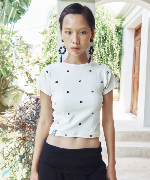 CENTAUR.KR(セントール)の「CENTAUR EMBLEM CROP T-SHIRTS_IVORY(Tシャツ/カットソー・レディース・その他・FREE)」の2枚目の写真