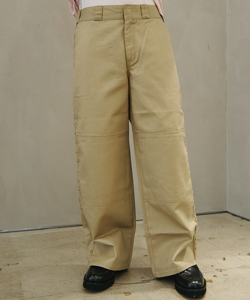 AFB(エーエフビー)の「STUDDED WIDE PANTS(チノパンツ・メンズ・グレー/カーキ/ブラック・MEDIUM/LARGE/X-LARGE)」の1枚目の写真