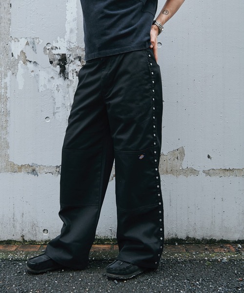 AFB(エーエフビー)の「STUDDED WIDE PANTS(チノパンツ・メンズ・グレー/カーキ/ブラック・MEDIUM/LARGE/X-LARGE)」の2枚目の写真