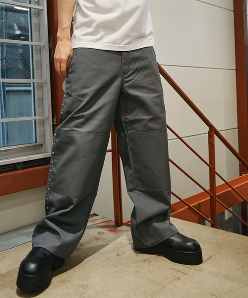 AFB(エーエフビー)の「STUDDED WIDE PANTS(チノパンツ・メンズ・グレー/カーキ/ブラック・MEDIUM/LARGE/X-LARGE)」の11枚目の写真