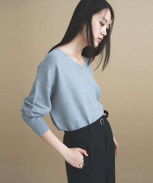 cloenc（クロエンス）の「【WEB限定カラーあり】Vネックラメガーターニット　美フォルム（ニット/セーター・レディース・サックスブルー/ピンク/チャコール/イエロー系その他/ブラウン系その他7/ブラウン系その他5/ライトグレー系8/ベージュ系8/オフホワイト・02）」の4枚目の写真