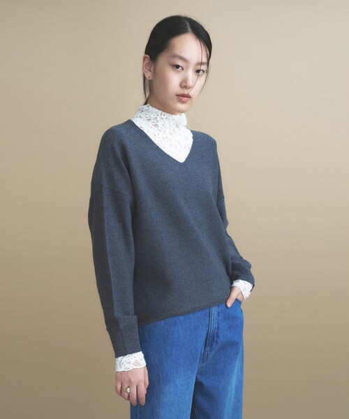 cloenc（クロエンス）の「【WEB限定カラーあり】Vネックラメガーターニット　美フォルム（ニット/セーター・レディース・サックスブルー/ピンク/チャコール/イエロー系その他/ブラウン系その他7/ブラウン系その他5/ライトグレー系8/ベージュ系8/オフホワイト・02）」の3枚目の写真