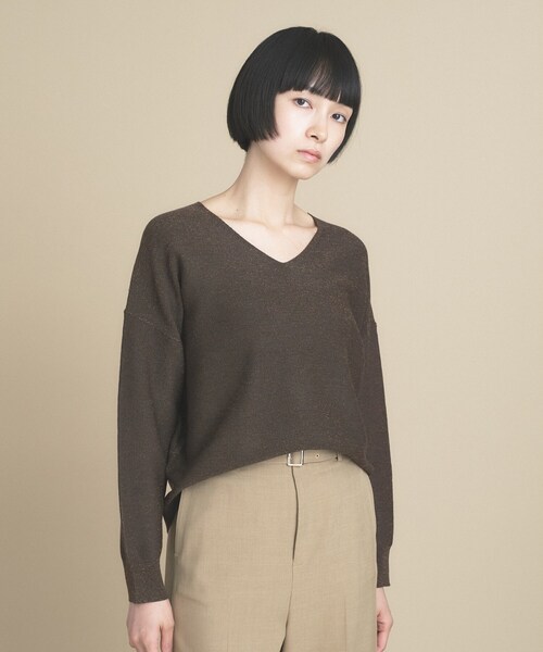 cloenc（クロエンス）の「【WEB限定カラーあり】Vネックラメガーターニット　美フォルム（ニット/セーター・レディース・サックスブルー/ピンク/チャコール/イエロー系その他/ブラウン系その他7/ブラウン系その他5/ライトグレー系8/ベージュ系8/オフホワイト・02）」の5枚目の写真