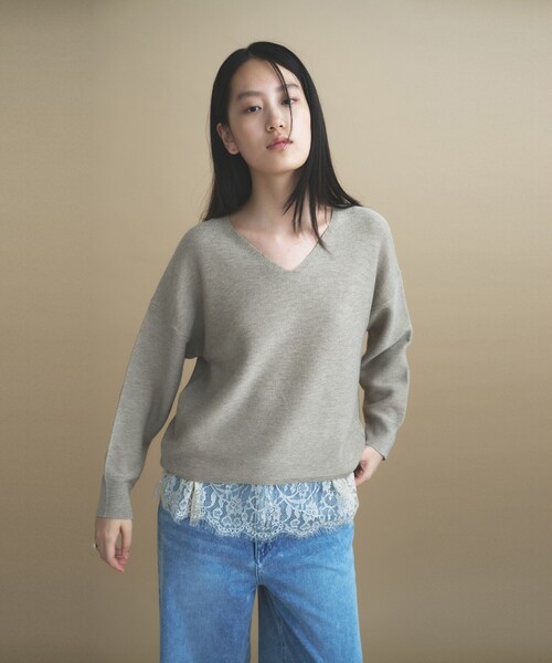 cloenc（クロエンス）の「【WEB限定カラーあり】Vネックラメガーターニット　美フォルム（ニット/セーター・レディース・サックスブルー/ピンク/チャコール/イエロー系その他/ブラウン系その他7/ブラウン系その他5/ライトグレー系8/ベージュ系8/オフホワイト・02）」の13枚目の写真
