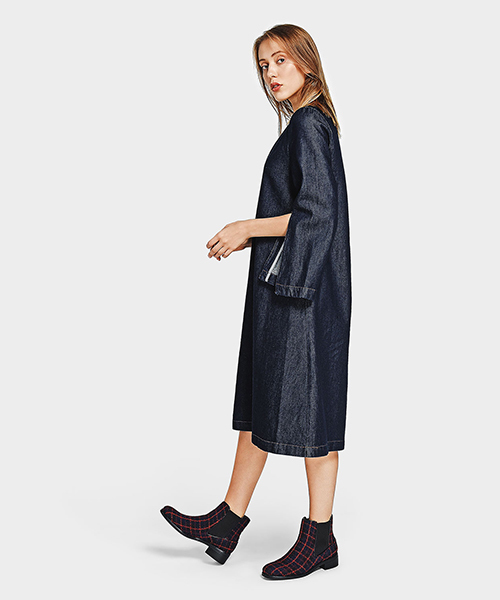 CHARLES & KEITH(チャールズ & キース)の「チェルシーアンクルブーツ / CHELSEA ANKLE BOOTS(ブーツ・レディース・ブラック/ネイビー・25cm/23cm/24.5cm/22.5cm/23.5cm)」の4枚目の写真