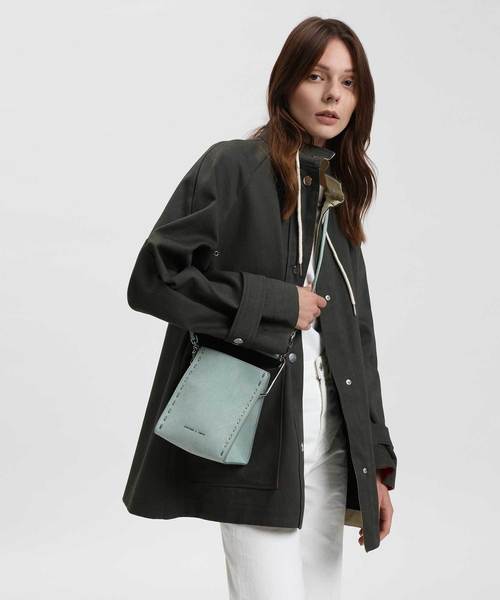 CHARLES & KEITH(チャールズ & キース)の「ステープラーエフェクトストラクチャーバッグ / STAPLER EFFECT STRUCTURED BAG(ハンドバッグ・レディース・ブラック/ブルー/ミント・S)」の11枚目の写真