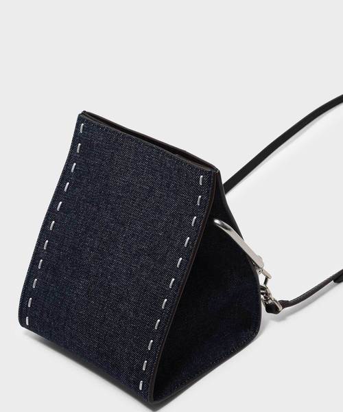 CHARLES & KEITH(チャールズ & キース)の「ステープラーエフェクトストラクチャーバッグ / STAPLER EFFECT STRUCTURED BAG(ハンドバッグ・レディース・ブラック/ブルー/ミント・S)」の13枚目の写真