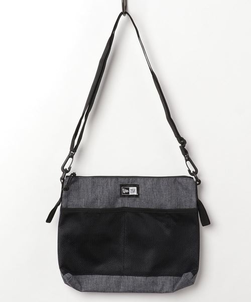 NEW ERA（ニューエラ）の「【NEW ERA/ニューエラ】SACOCHE サコッシュ（ショルダーバッグ・メンズ・ブラック/グレー/マルチ/ブラック系その他/その他・FREE）」の3枚目の写真