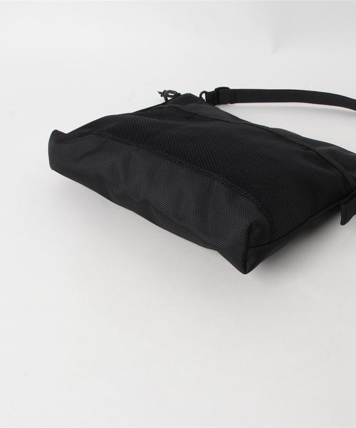 NEW ERA（ニューエラ）の「【NEW ERA/ニューエラ】SACOCHE サコッシュ（ショルダーバッグ・メンズ・ブラック/グレー/マルチ/ブラック系その他/その他・FREE）」の7枚目の写真