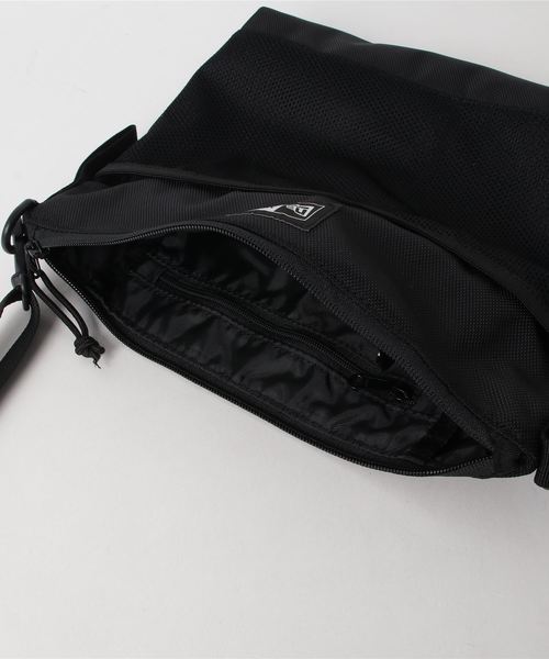 NEW ERA（ニューエラ）の「【NEW ERA/ニューエラ】SACOCHE サコッシュ（ショルダーバッグ・メンズ・ブラック/グレー/マルチ/ブラック系その他/その他・FREE）」の8枚目の写真