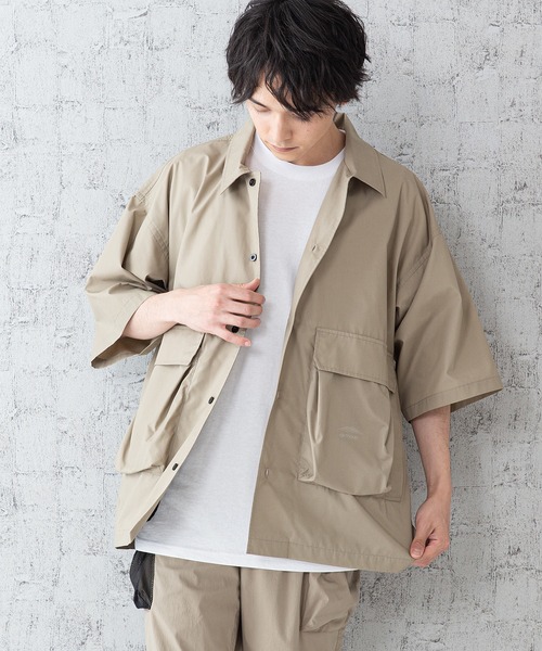 OUTDOOR PRODUCTS(アウトドアプロダクツ)の「【OUTDOOR PRODUCTS】ベンチレーションシャツ 「着るBAG」シリーズ 撥水 抗UV ポケット多数 ビッグシルエット(シャツ/ブラウス・メンズ・ベージュ/ブラック・MEDIUM/LARGE/X-LARGE)」の2枚目の写真