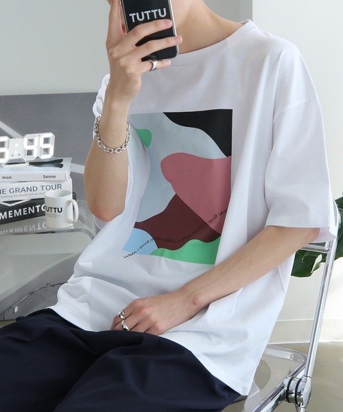 TUTTU（トゥトゥ）の「ニュアンス アート プリント 刺繍 ビッグシルエットTシャツ（Tシャツ/カットソー・メンズ・ブラック/ホワイト/スカイブルー/ベージュ/ブラック系その他2/グレイッシュベージュ/ホワイト系その他2/チャコール/アイボリー/ミント/ホワイト系その他/グレー系その他2・L/M）」の5枚目の写真