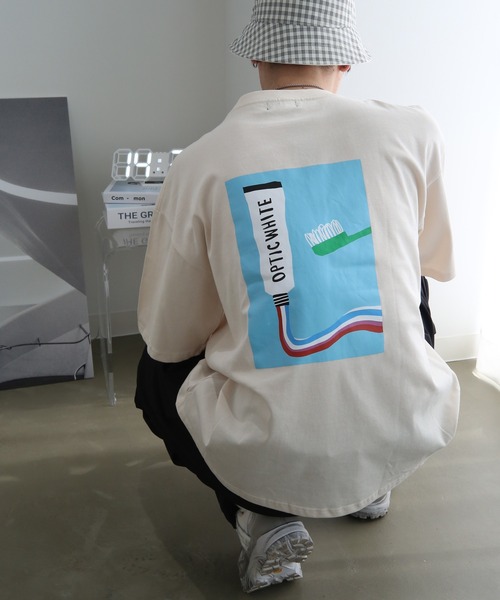 TUTTU（トゥトゥ）の「ニュアンス アート プリント 刺繍 ビッグシルエットTシャツ（Tシャツ/カットソー・メンズ・ブラック/ホワイト/スカイブルー/ベージュ/ブラック系その他2/グレイッシュベージュ/ホワイト系その他2/チャコール/アイボリー/ミント/ホワイト系その他/グレー系その他2・L/M）」の3枚目の写真