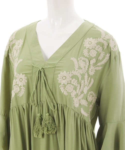 fifth calin（フィフスカラン）の「エンブロイダリーフレアスリーブワンピース（ワンピース・レディース・ベージュ/グリーン・MEDIUM）」の7枚目の写真