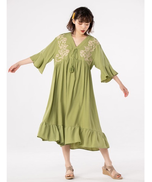 fifth calin（フィフスカラン）の「エンブロイダリーフレアスリーブワンピース（ワンピース・レディース・ベージュ/グリーン・MEDIUM）」の18枚目の写真