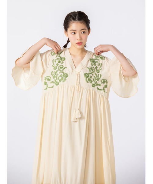 fifth calin（フィフスカラン）の「エンブロイダリーフレアスリーブワンピース（ワンピース・レディース・ベージュ/グリーン・MEDIUM）」の19枚目の写真