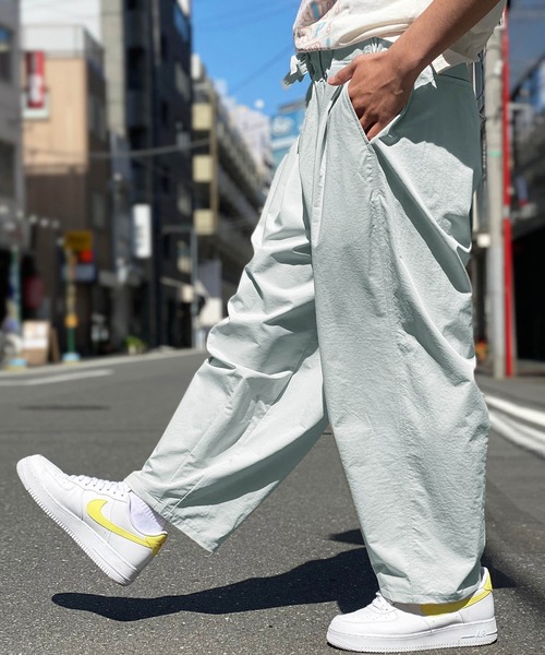 KGFR（カガフリ）の「直営店・WEB限定 KGFR(カガフリ)ダブルタックワイドテーパードパンツ（その他パンツ・メンズ・ブラック/ベージュ/ライトグリーン/アイボリー・S/M/L）」の4枚目の写真