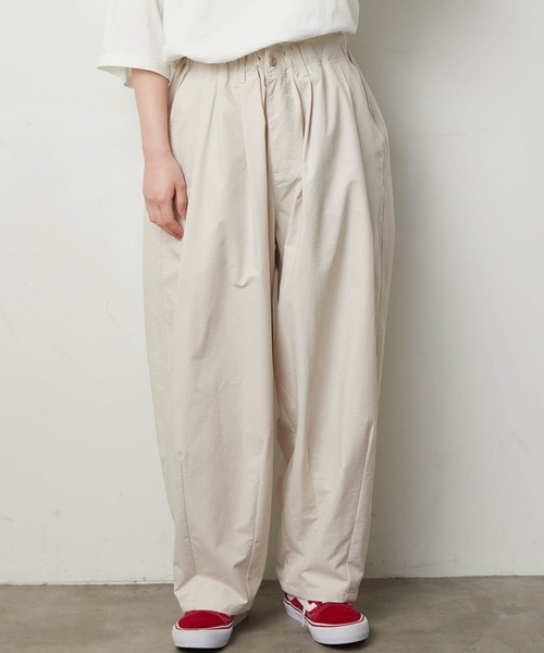 KGFR（カガフリ）の「直営店・WEB限定 KGFR(カガフリ)ダブルタックワイドテーパードパンツ（その他パンツ・メンズ・ブラック/ベージュ/ライトグリーン/アイボリー・S/M/L）」の5枚目の写真
