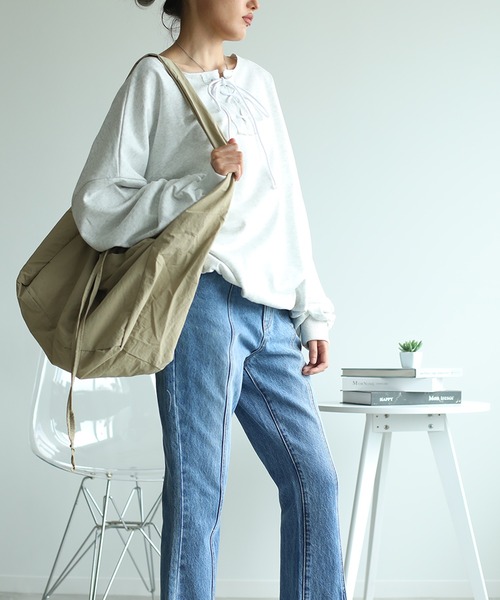 aimoha（アイモハ）の「レトロ調カジュアルオーバースウェット（スウェット・レディース・ブラック/グレー・FREE）」の2枚目の写真