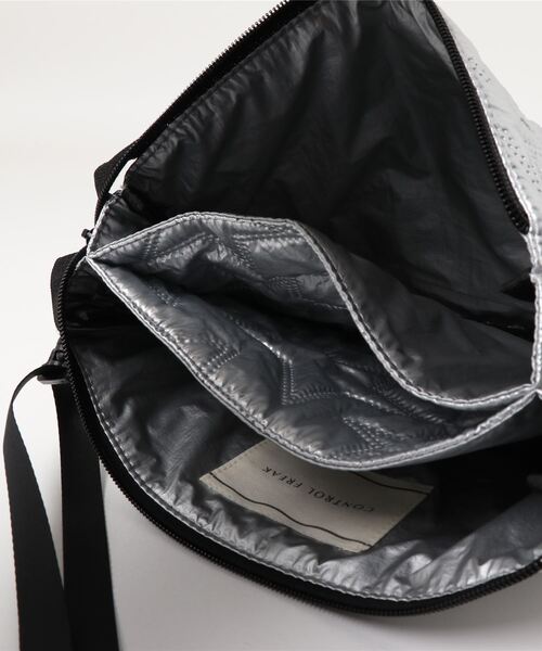 CONTROL FREAK / CTFK（コントロールフリーク）の「スタースタンプサコッシュ（ボディバッグ/ウエストポーチ・レディース・シルバー/ブラック・MEDIUM）」の4枚目の写真