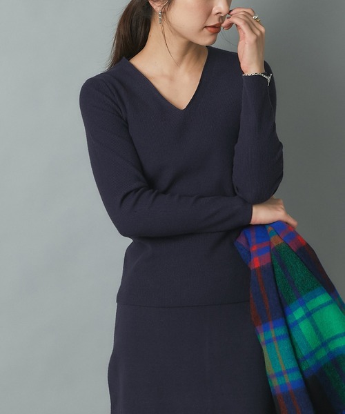 RIVE DROITE（リヴドロワ）の「大人のワードローブにマストな一枚　針抜き裏総針Vネックニット（ニット/セーター・レディース・ベージュ/ライトベージュ/ネイビー・FREE）」の3枚目の写真