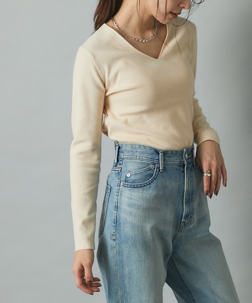 RIVE DROITE（リヴドロワ）の「大人のワードローブにマストな一枚　針抜き裏総針Vネックニット（ニット/セーター・レディース・ベージュ/ライトベージュ/ネイビー・FREE）」の2枚目の写真