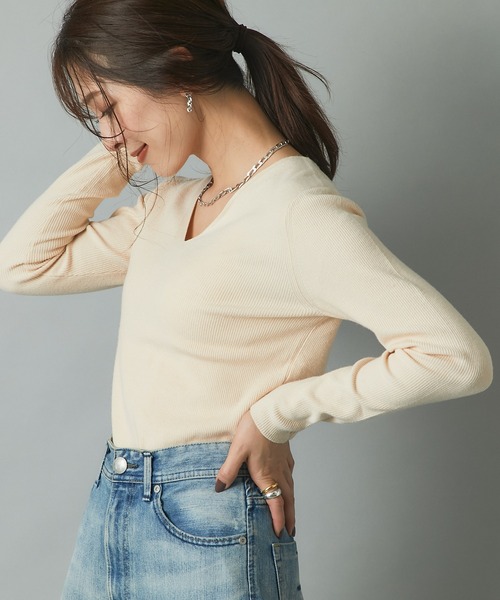 RIVE DROITE（リヴドロワ）の「大人のワードローブにマストな一枚　針抜き裏総針Vネックニット（ニット/セーター・レディース・ベージュ/ライトベージュ/ネイビー・FREE）」の19枚目の写真