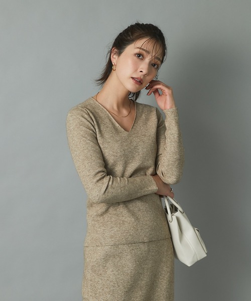 RIVE DROITE（リヴドロワ）の「大人のワードローブにマストな一枚　針抜き裏総針Vネックニット（ニット/セーター・レディース・ベージュ/ライトベージュ/ネイビー・FREE）」の20枚目の写真