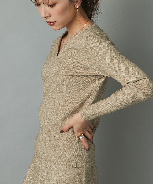 RIVE DROITE（リヴドロワ）の「大人のワードローブにマストな一枚　針抜き裏総針Vネックニット（ニット/セーター・レディース・ベージュ/ライトベージュ/ネイビー・FREE）」の16枚目の写真