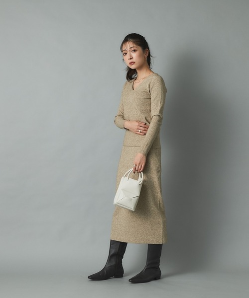 RIVE DROITE（リヴドロワ）の「大人のワードローブにマストな一枚　針抜き裏総針Vネックニット（ニット/セーター・レディース・ベージュ/ライトベージュ/ネイビー・FREE）」の14枚目の写真