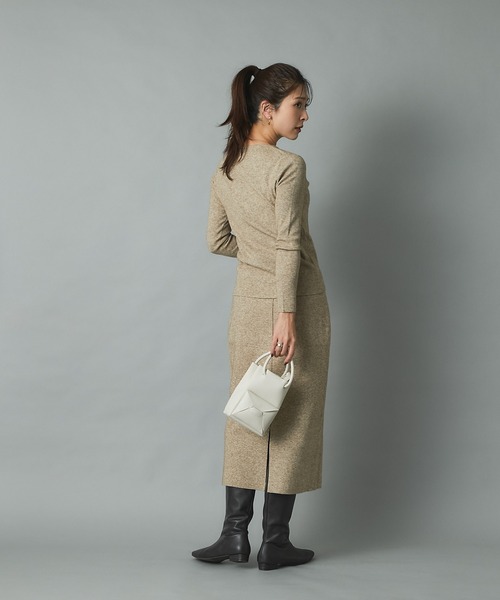 RIVE DROITE（リヴドロワ）の「大人のワードローブにマストな一枚　針抜き裏総針Vネックニット（ニット/セーター・レディース・ベージュ/ライトベージュ/ネイビー・FREE）」の5枚目の写真