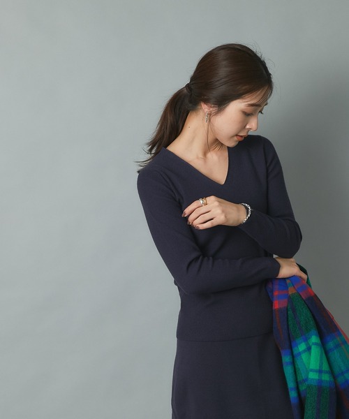 RIVE DROITE（リヴドロワ）の「大人のワードローブにマストな一枚　針抜き裏総針Vネックニット（ニット/セーター・レディース・ベージュ/ライトベージュ/ネイビー・FREE）」の17枚目の写真