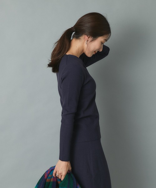 RIVE DROITE（リヴドロワ）の「大人のワードローブにマストな一枚　針抜き裏総針Vネックニット（ニット/セーター・レディース・ベージュ/ライトベージュ/ネイビー・FREE）」の12枚目の写真