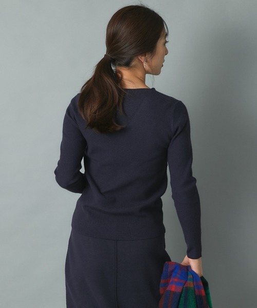 RIVE DROITE（リヴドロワ）の「大人のワードローブにマストな一枚　針抜き裏総針Vネックニット（ニット/セーター・レディース・ベージュ/ライトベージュ/ネイビー・FREE）」の15枚目の写真