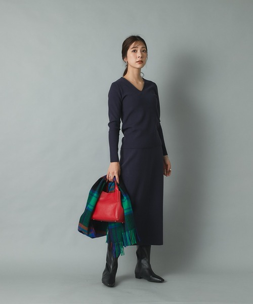 RIVE DROITE（リヴドロワ）の「大人のワードローブにマストな一枚　針抜き裏総針Vネックニット（ニット/セーター・レディース・ベージュ/ライトベージュ/ネイビー・FREE）」の6枚目の写真